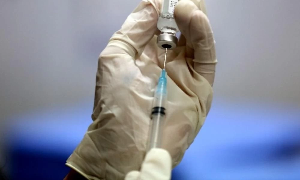 Υποχρεωτικός εμβολιασμός: Πώς θα εξακριβώνεται-Συζητήσεις για επέκταση σε ένστολους